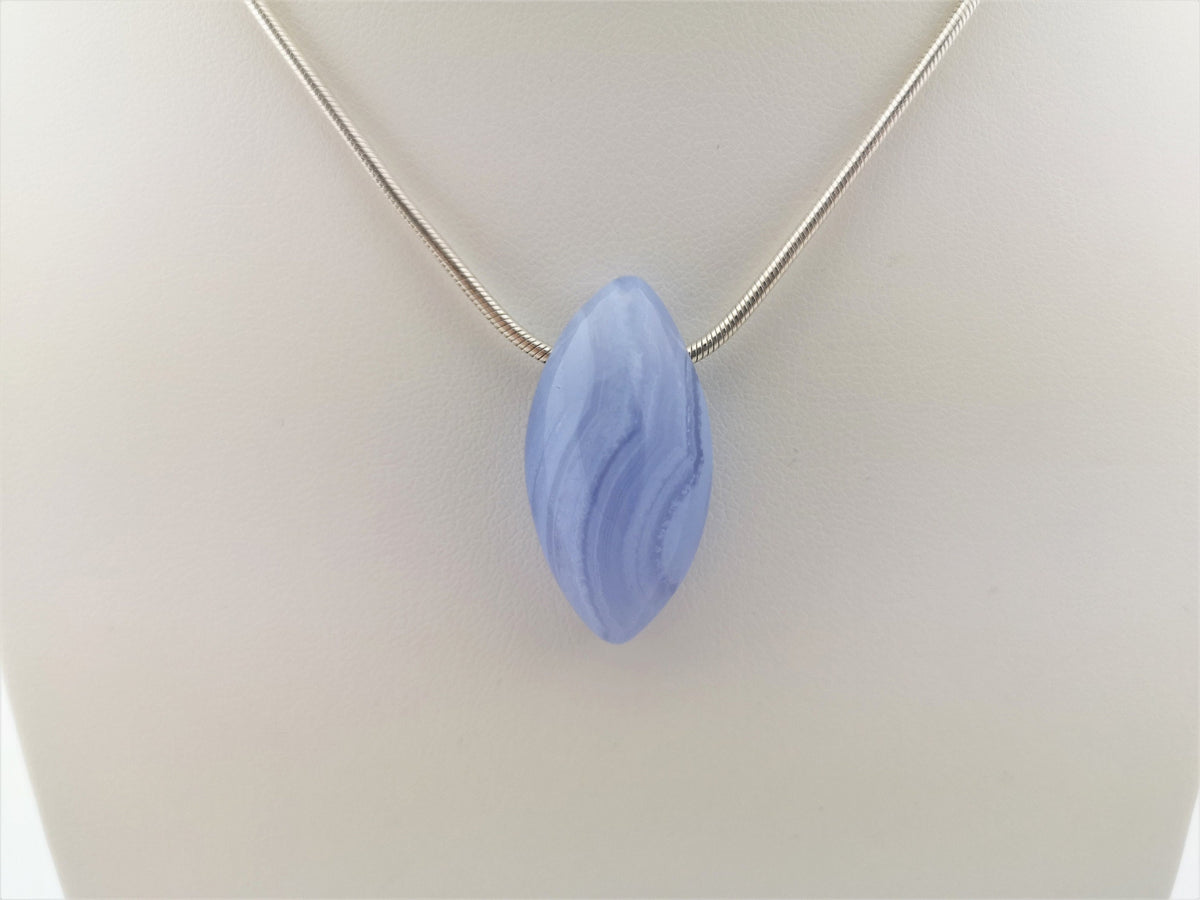 Blauer Chalcedon Anhänger gebohrt – gebänderter Naturstein, Navette ca. 30 × 15 mm – Bild 10