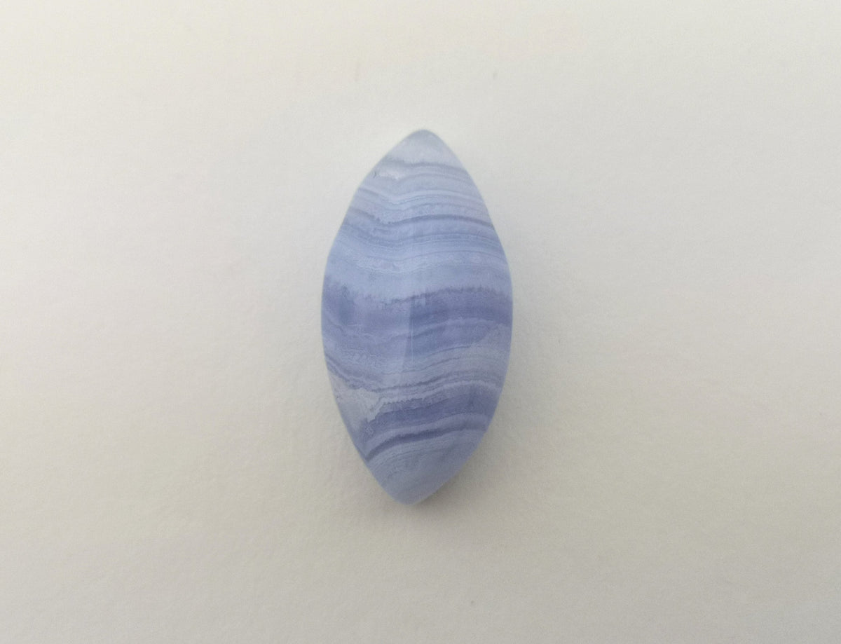 Blauer Chalcedon Anhänger gebohrt – gebänderter Naturstein, Navette ca. 30 × 15 mm – Bild 3