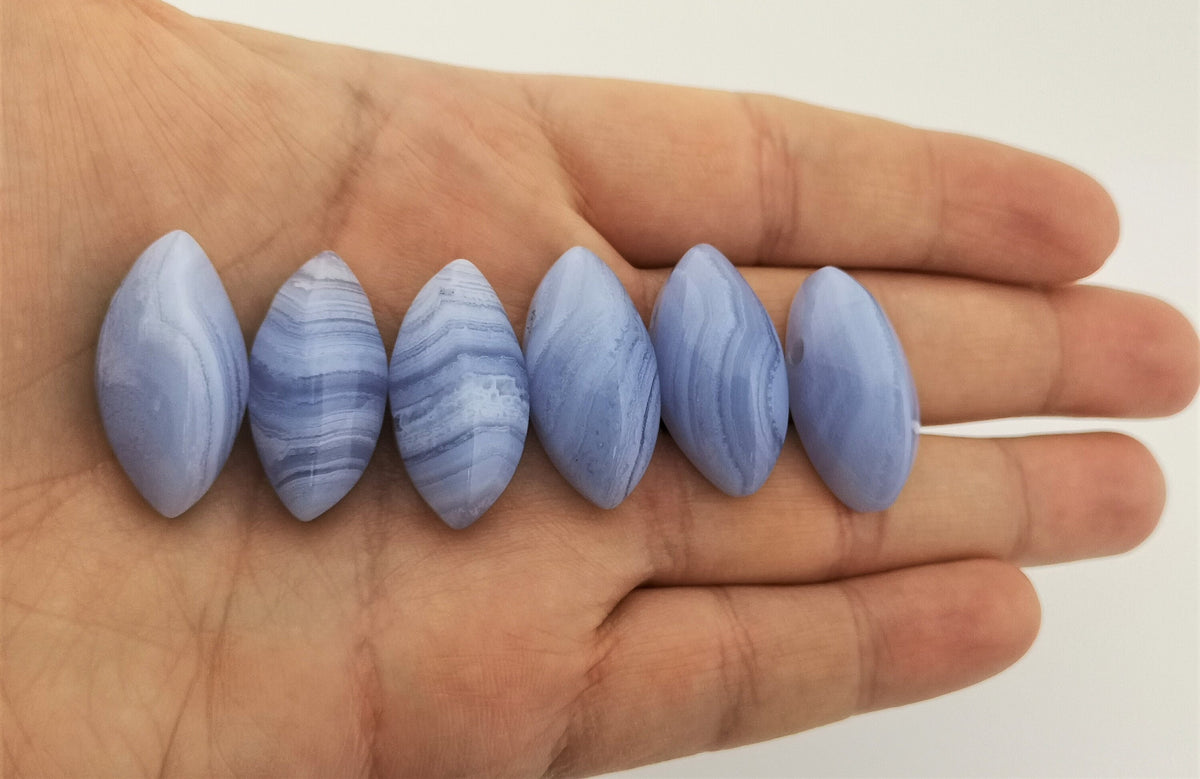 Blauer Chalcedon Anhänger gebohrt – gebänderter Naturstein, Navette ca. 30 × 15 mm – Bild 8