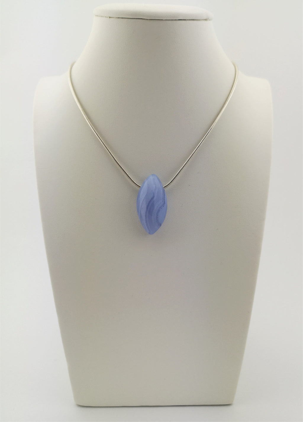 Blauer Chalcedon Anhänger gebohrt – gebänderter Naturstein, Navette ca. 30 × 15 mm – Bild 9