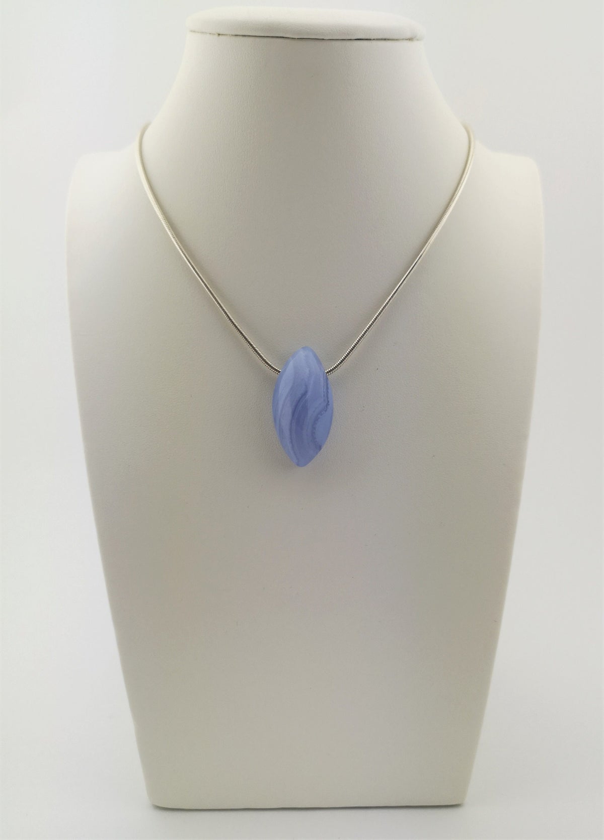 Blauer Chalcedon Anhänger gebohrt – gebänderter Naturstein, Navette ca. 30 × 15 mm – Bild 9