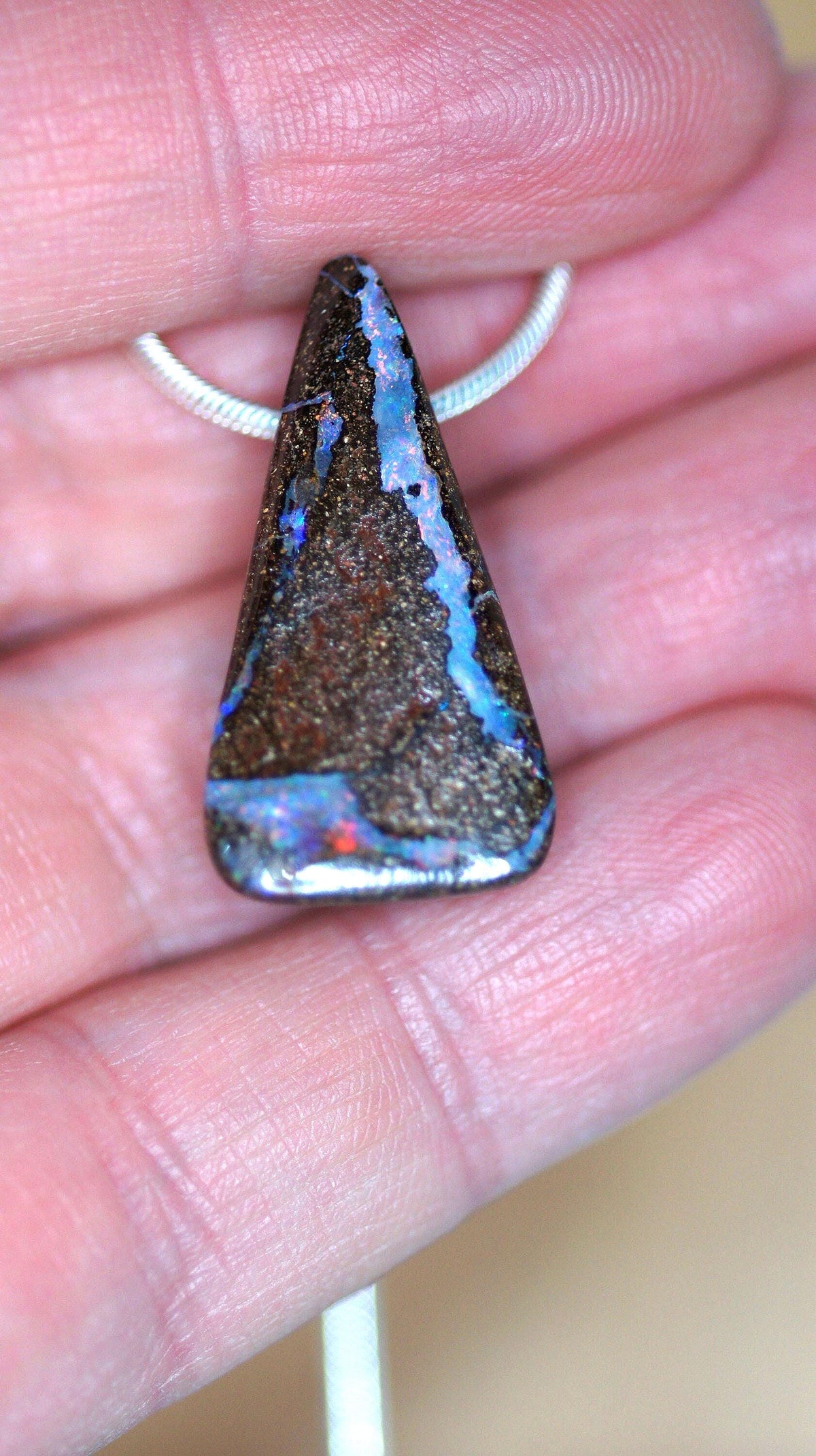 Boulderopal Anhänger gebohrt – australischer Edelopal 32 × 17 mm – Ansicht 1