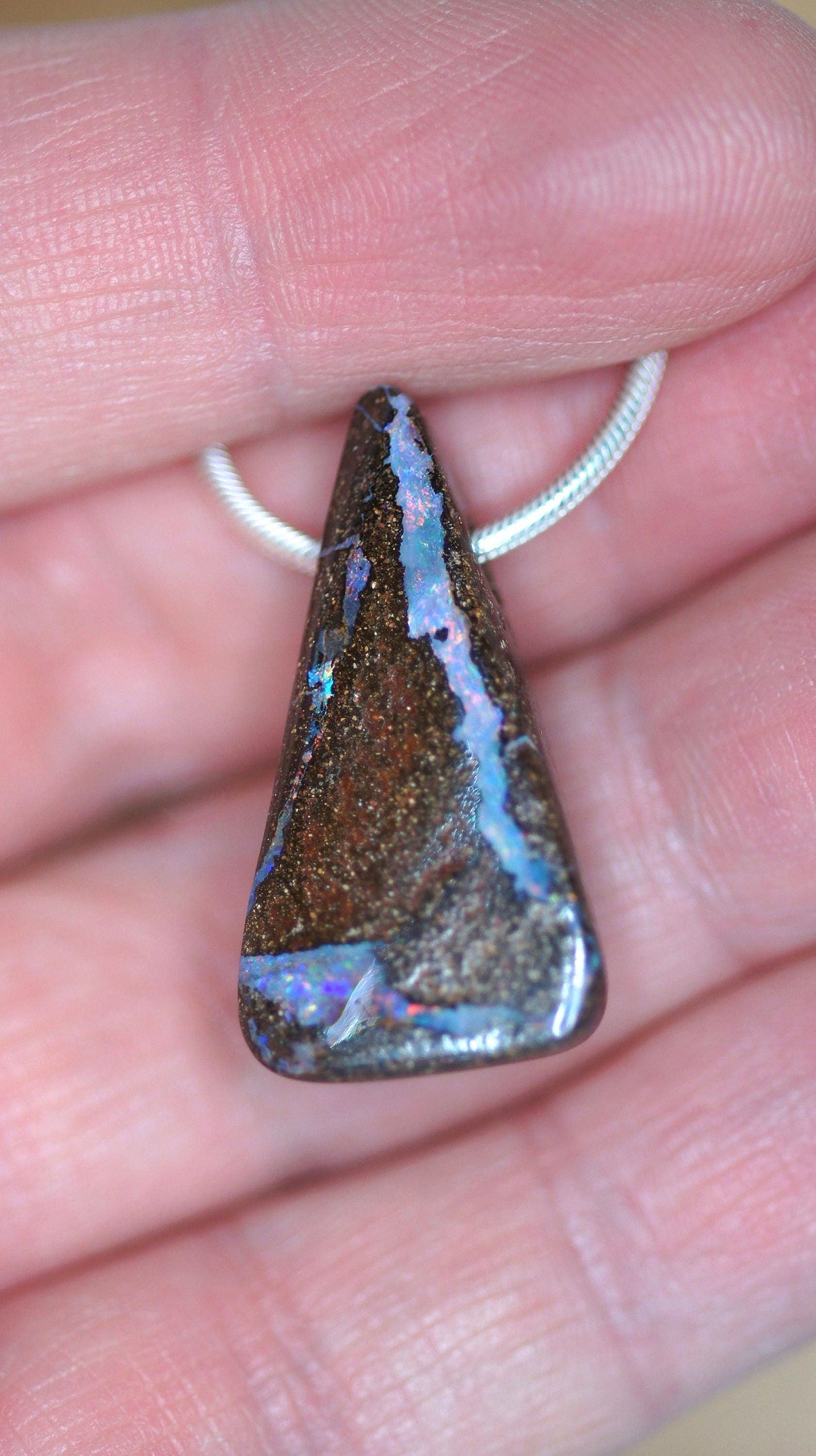 Boulderopal Anhänger gebohrt – australischer Edelopal 32 × 17 mm – Ansicht 2