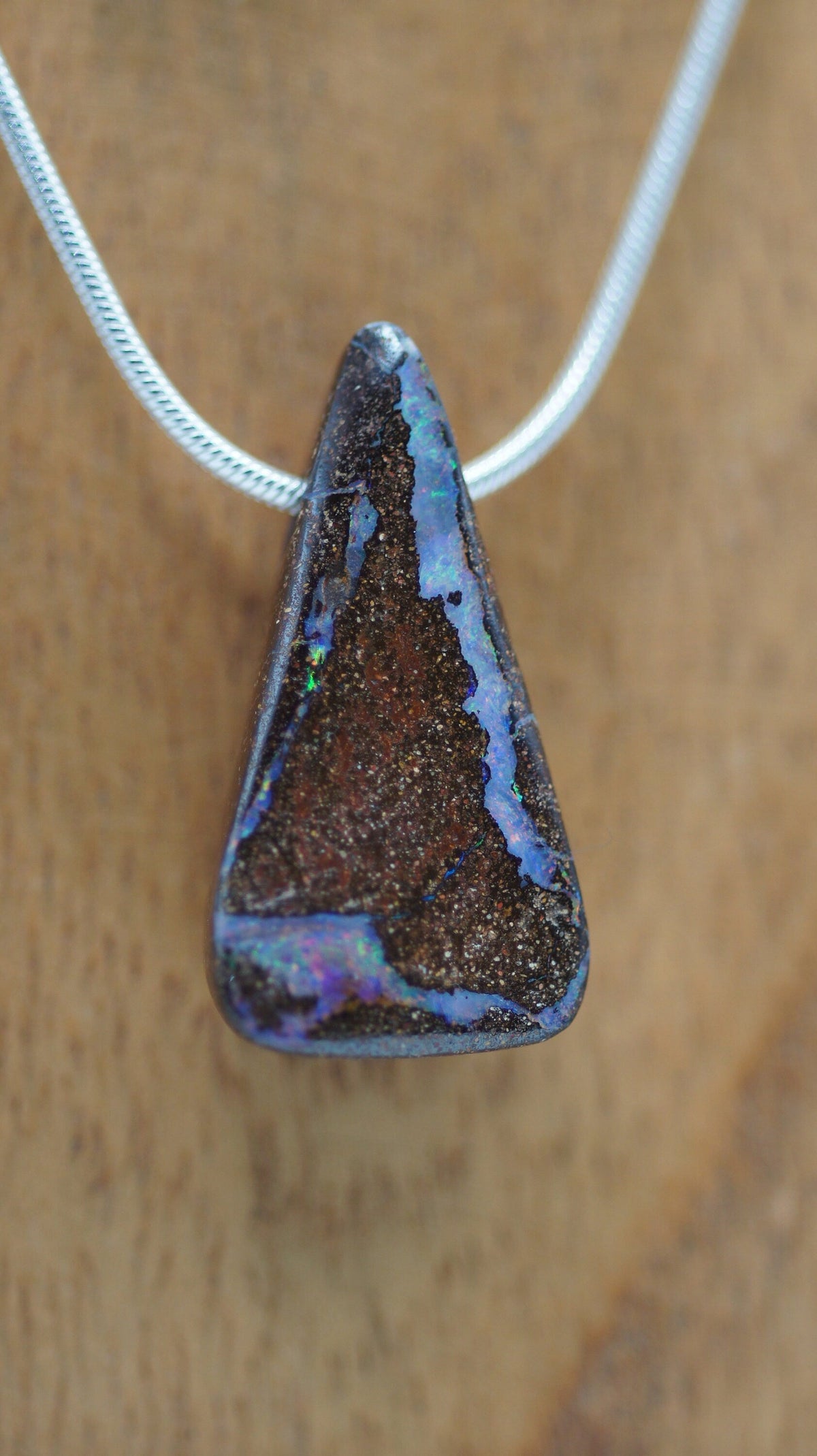 Boulderopal Anhänger gebohrt – australischer Edelopal 32 × 17 mm – Ansicht 3