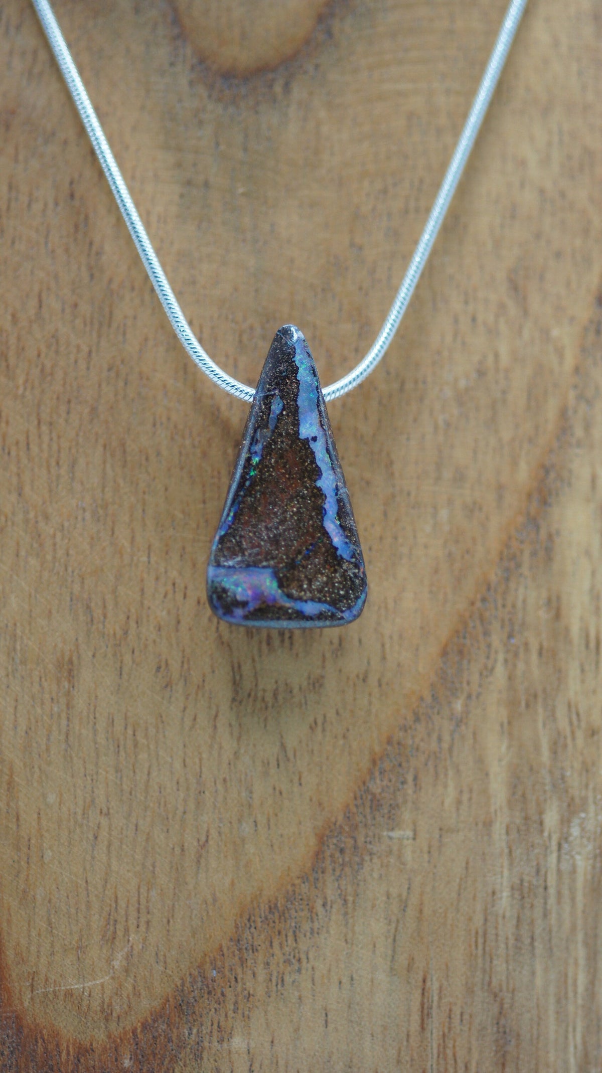 Boulderopal Anhänger gebohrt – australischer Edelopal 32 × 17 mm – Ansicht 4