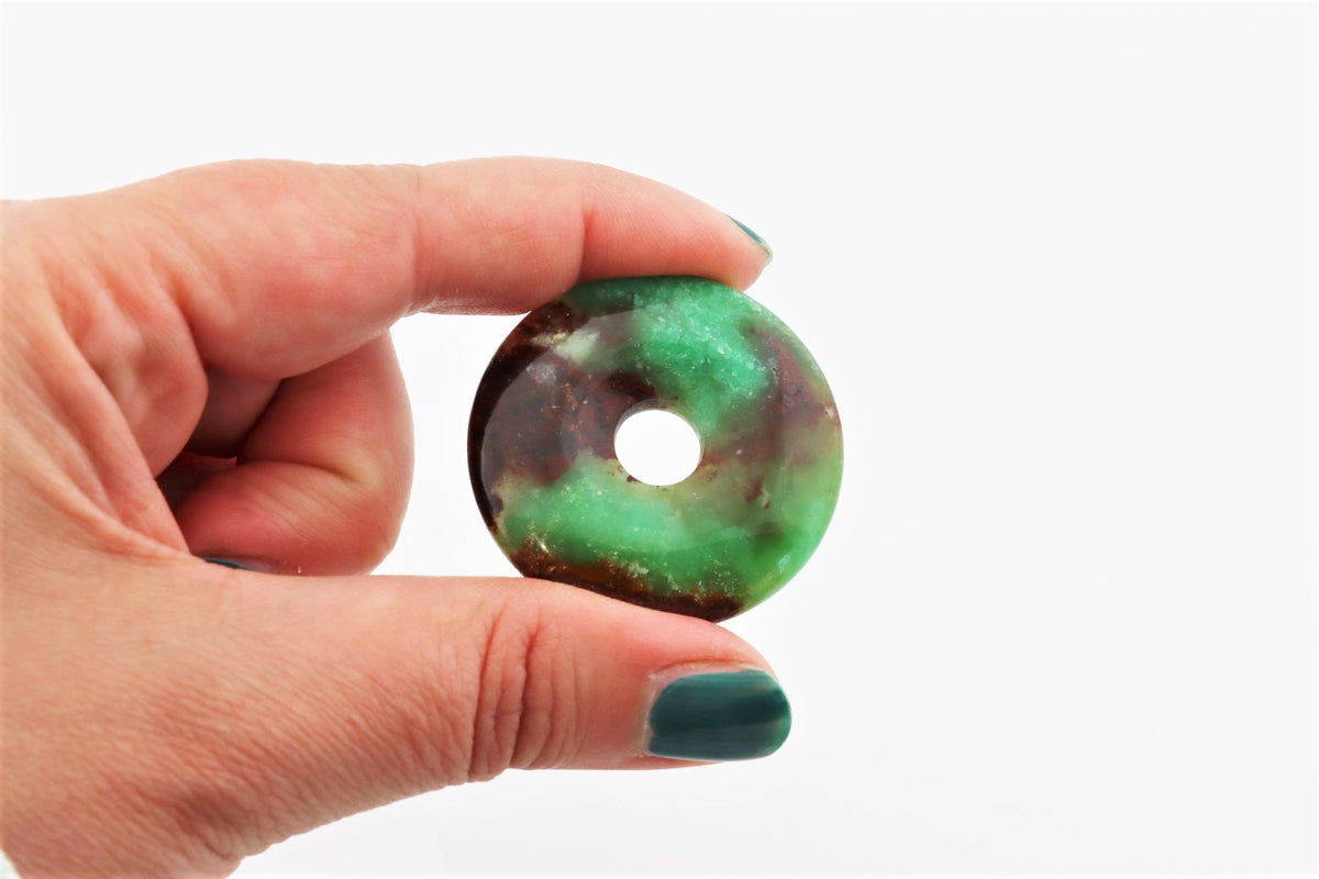 Chrysopras Donut Nr. 1 in der Hand
