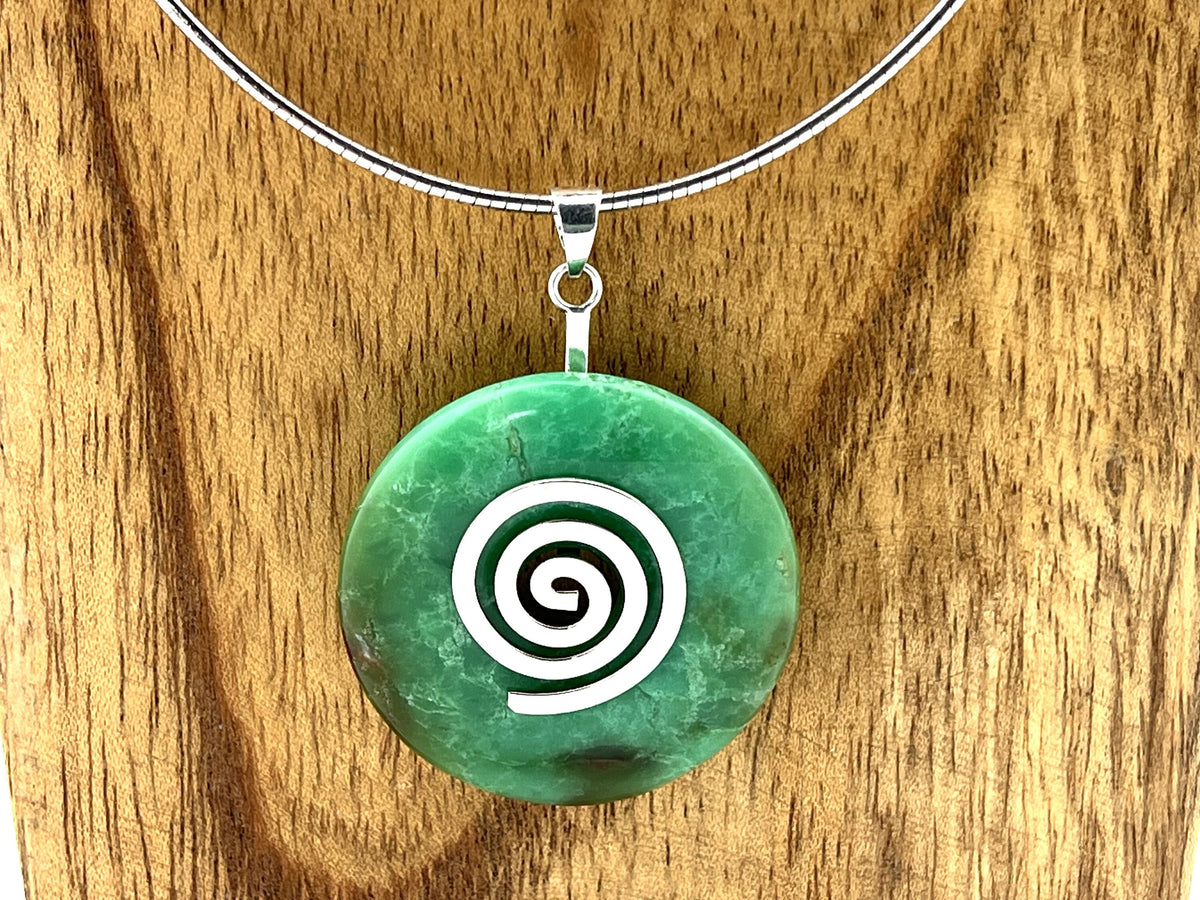 Chrysopras Donut mit Silberhalter – Tragebeispiel