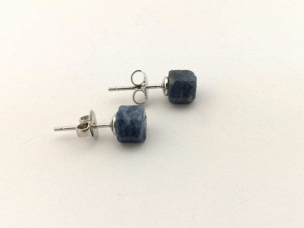 Saphir Rohstein Ohrstecker – rhodiniertes 925 Silber, Sri Lanka – Bild 2