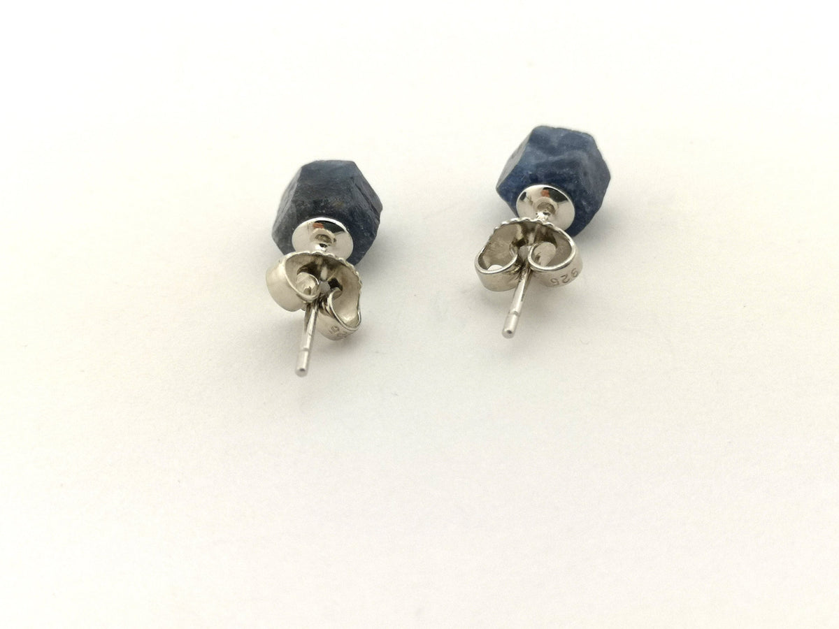 Saphir Rohstein Ohrstecker – rhodiniertes 925 Silber, Sri Lanka – Bild 3