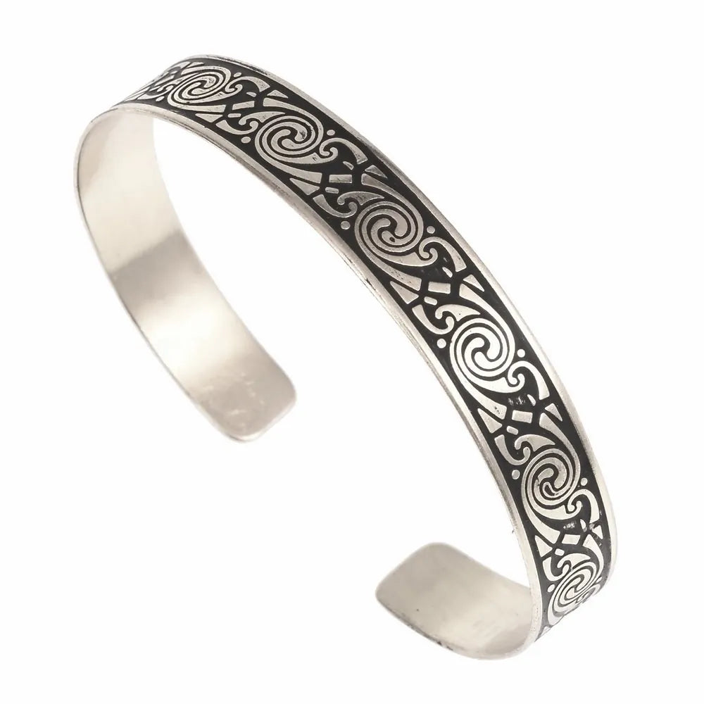 Schmaler versilberter keltischer Armreif mit Spiralmotiv