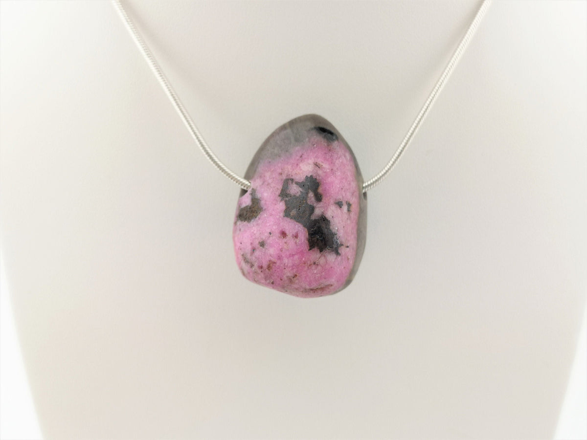 Kobaltdolomit Anhänger gebohrt – pinkfarbener Naturstein aus DR Kongo – 31 × 24 × 18 mm – Ansicht 1