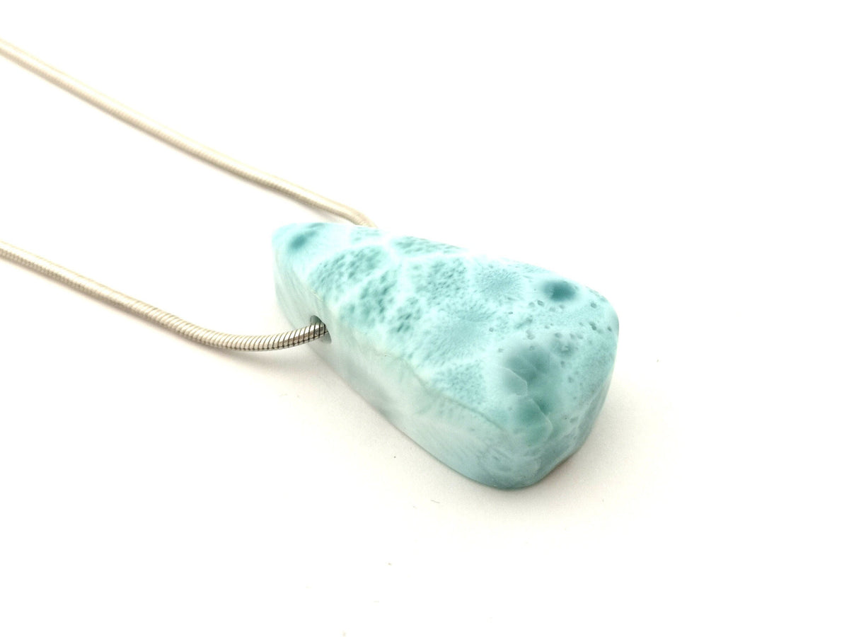 Larimar Anhänger 79,9 ct – AAA Pektolith, quergebohrtes blaues Unikat aus der Dominikanischen Republik | LAR384 – Ansicht 1