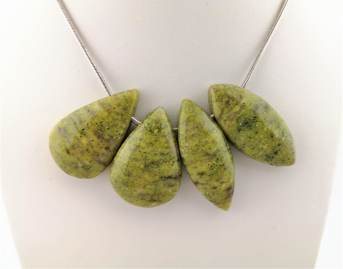 Lizardit Anhänger gebohrt – norwegische Jade, ungefärbter Serpentin – Bild 1