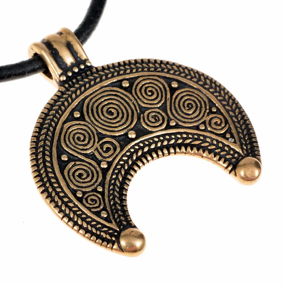Römisches Lunula-Amulett aus Bronze mit Spiralverzierung