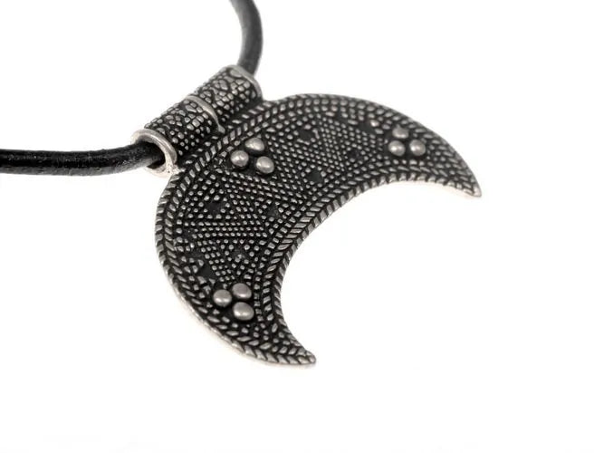 Lunula-Amulett aus versilberter Bronze