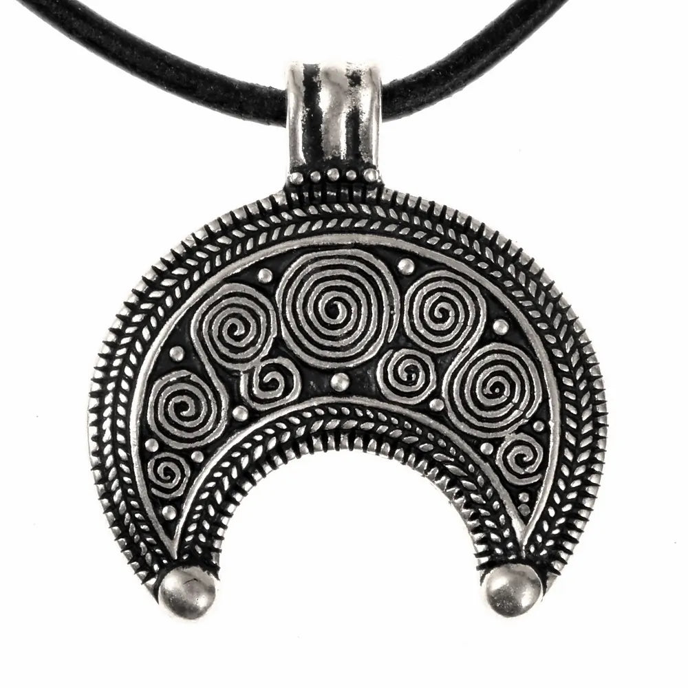 Versilbertes römisches Lunula-Amulett mit Spiralverzierung