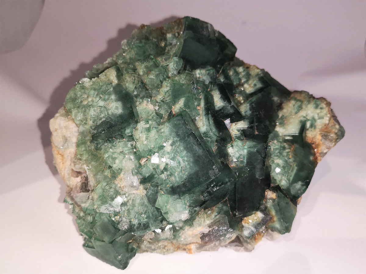 Fluorit Kristallstufe XL – 1,57 kg, Malaimbandy Madagaskar – Ansicht 1