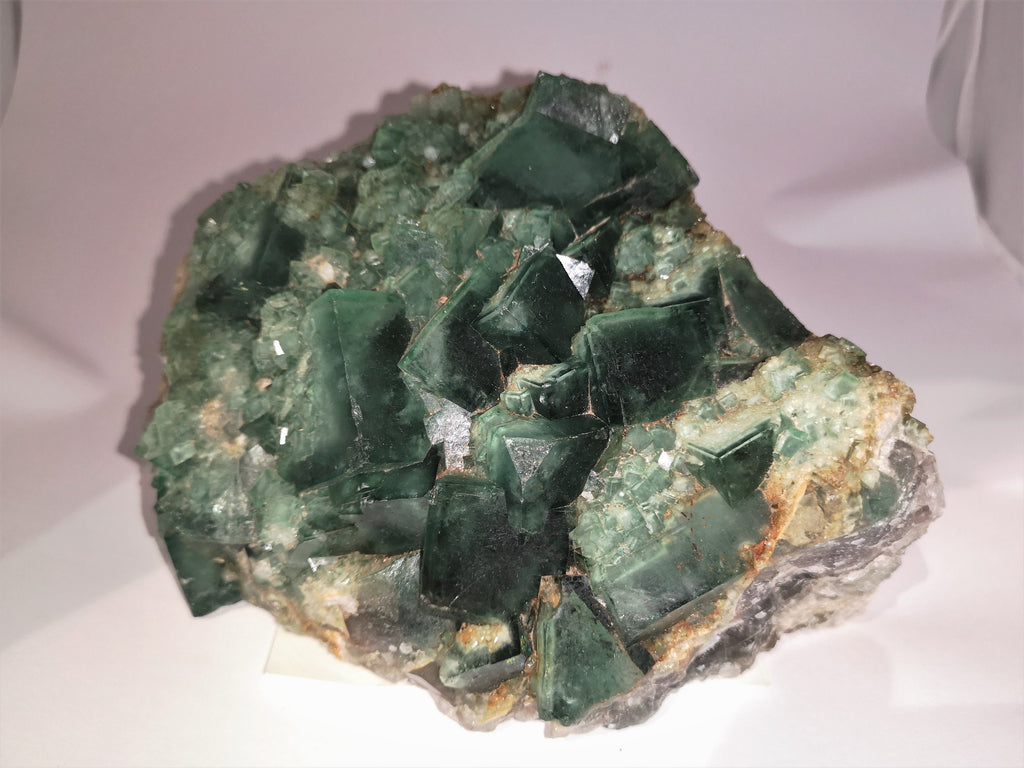 Fluorit Kristallstufe XL – 1,57 kg, Malaimbandy Madagaskar – Ansicht 2