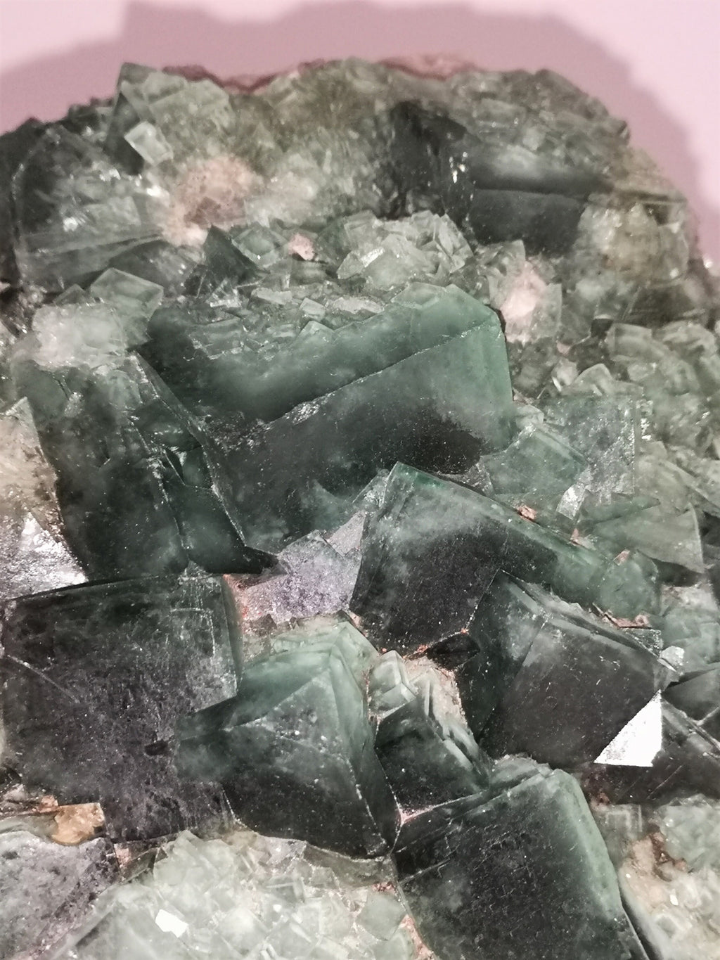 Fluorit Kristallstufe XL – 1,57 kg, Malaimbandy Madagaskar – Ansicht 4