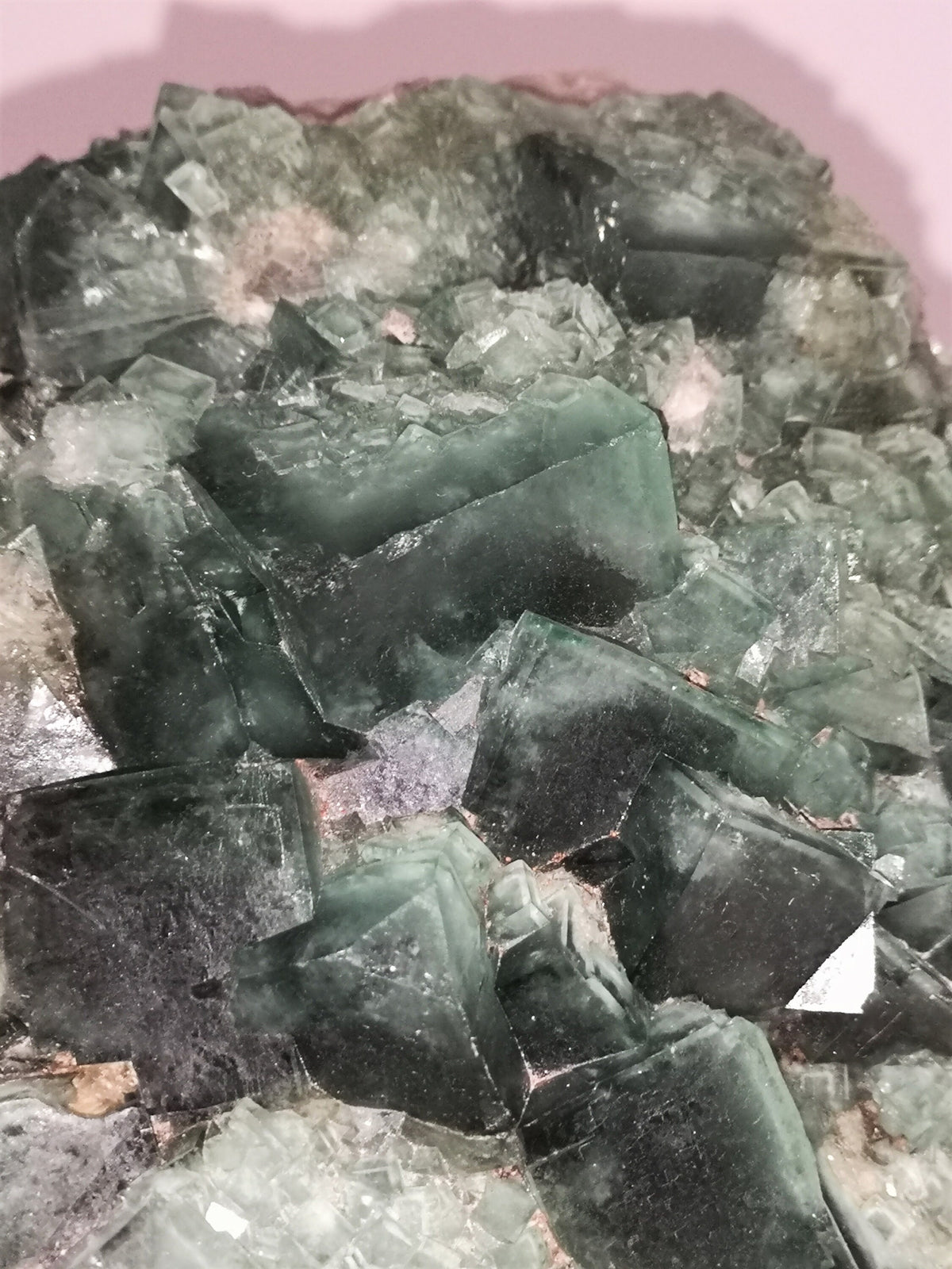 Fluorit Kristallstufe XL – 1,57 kg, Malaimbandy Madagaskar – Ansicht 4