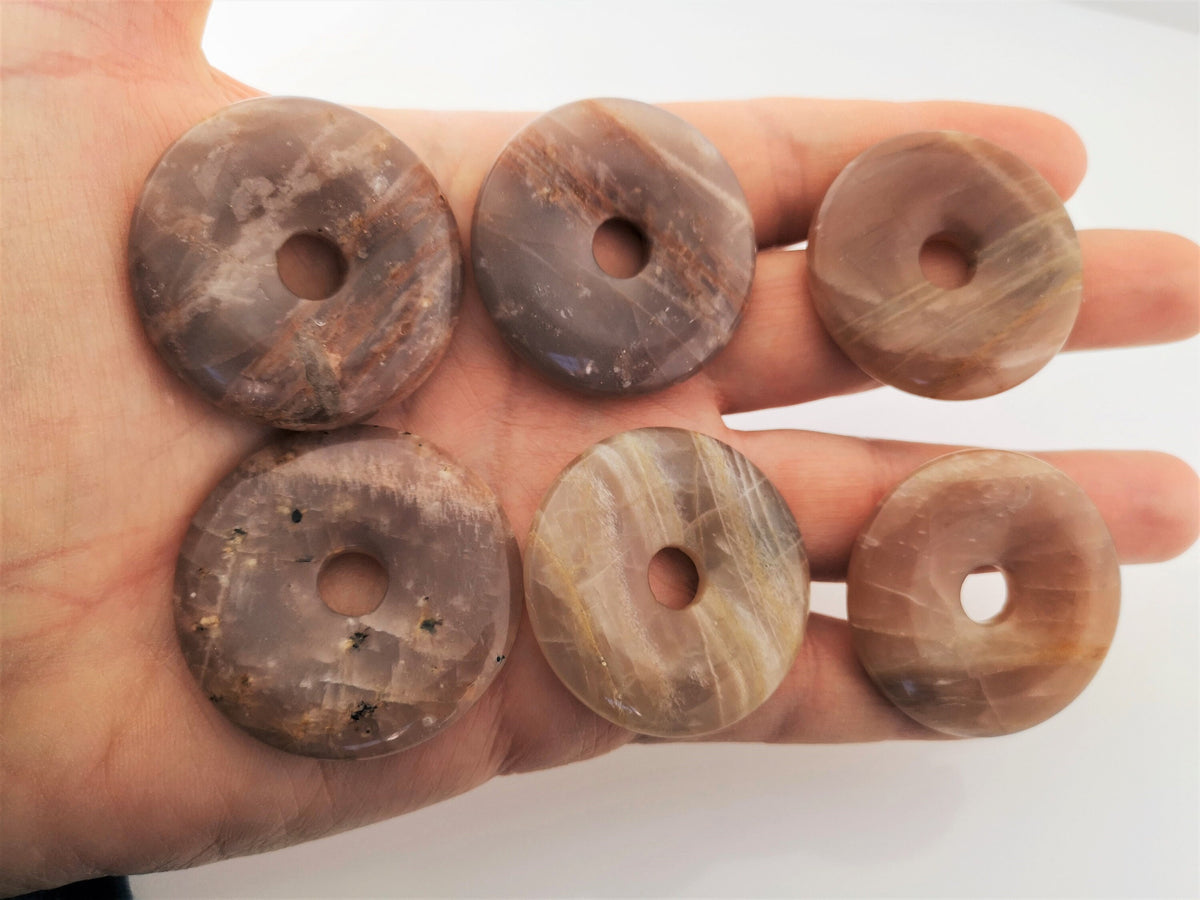 Mondstein Donuts 40 mm auf der Hand