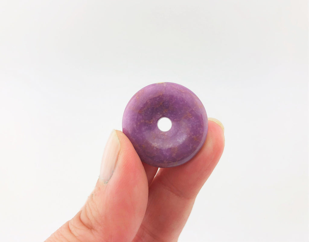 Phosphosiderit Donut Nr. 2 in der Hand
