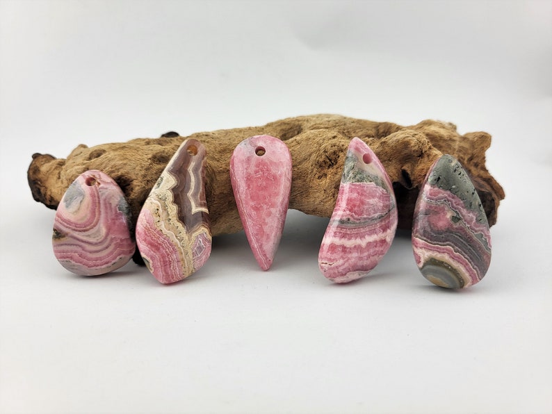 Fünf gebohrte Rhodochrosit-Anhänger zur Auswahl