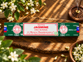 Satya Jasmin Räucherstäbchen 15 g in natürlicher Umgebung