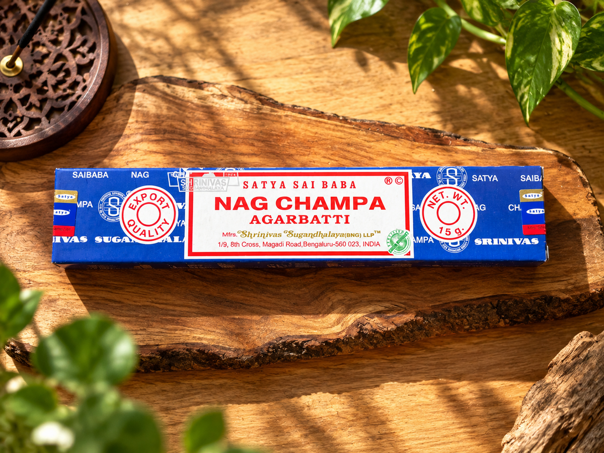 Satya Nag Champa Räucherstäbchen 15 g im warmen Sonnenlicht