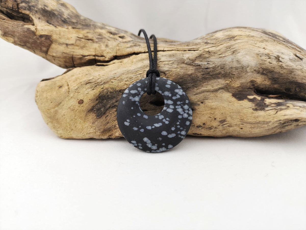Schneeflocken-Obsidian Gogo-Donut – Detail