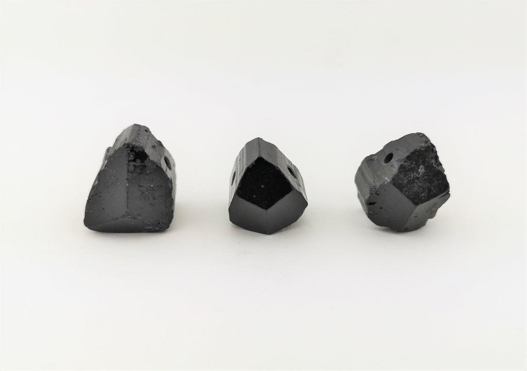 Schwarzer Turmalin Anhänger gebohrt – Schörl aus Madagaskar – ca. 20 × 17 mm – Bild 1