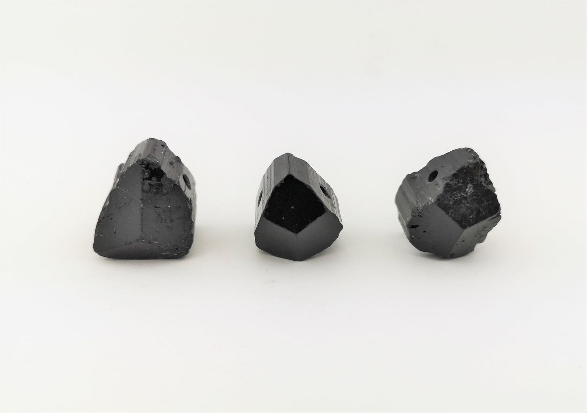 Schwarzer Turmalin Anhänger gebohrt – Schörl aus Madagaskar – ca. 20 × 17 mm – Bild 1