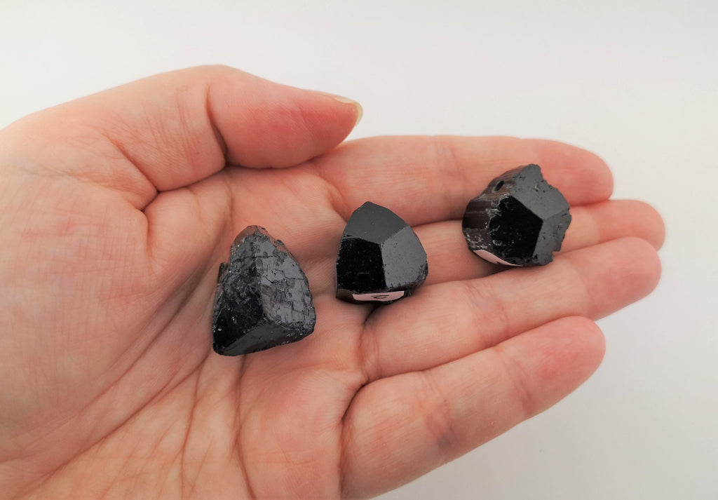 Schwarzer Turmalin Anhänger gebohrt – Schörl aus Madagaskar – ca. 20 × 17 mm – Bild 2