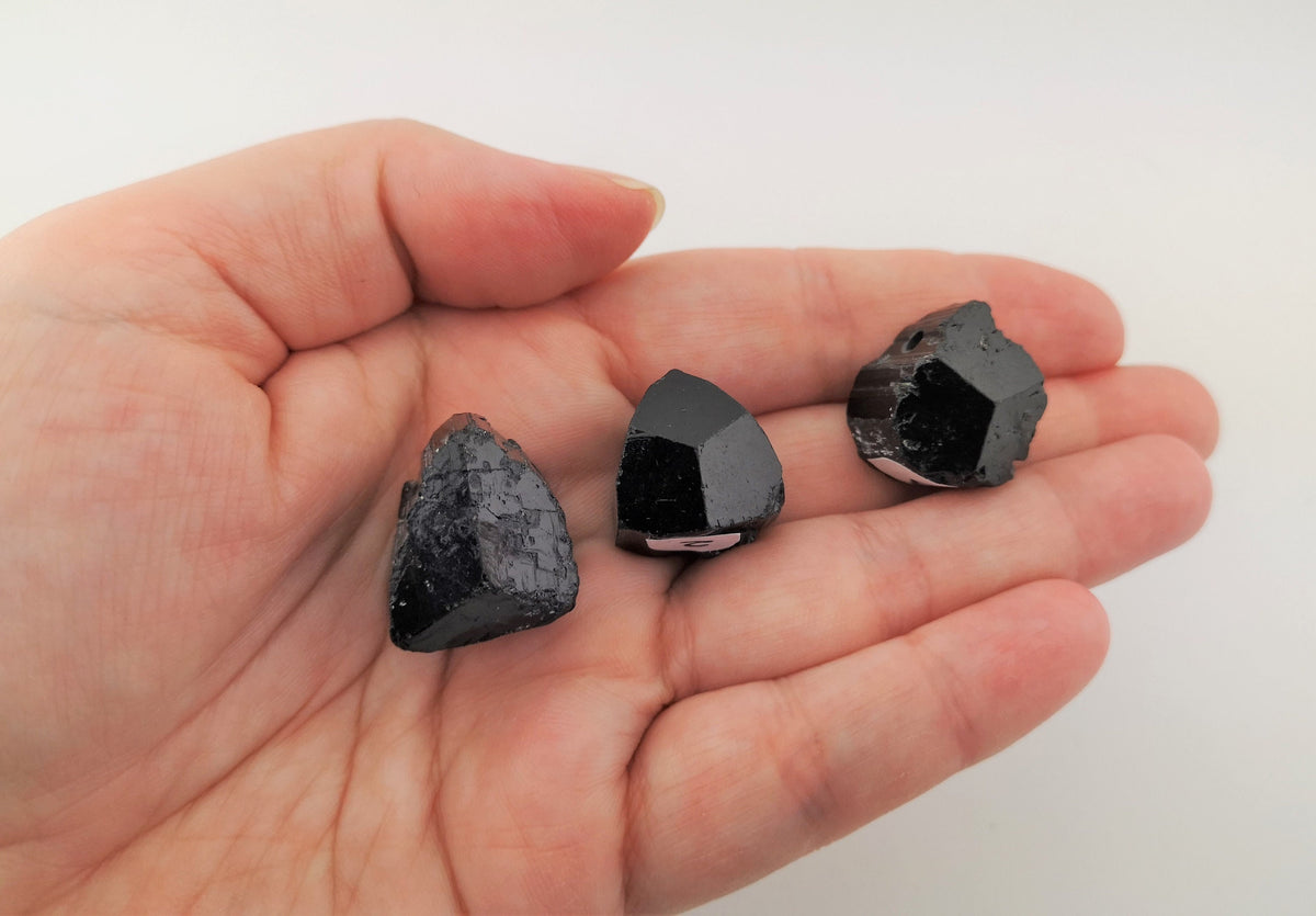 Schwarzer Turmalin Anhänger gebohrt – Schörl aus Madagaskar – ca. 20 × 17 mm – Bild 2