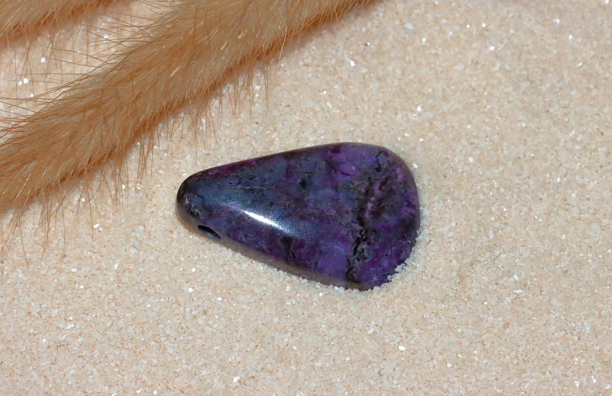 Sugilith Anhänger 41,9 ct – gebohrter violetter Edelstein, seltenes Schmuck-Unikat Sug240 – Ansicht 1