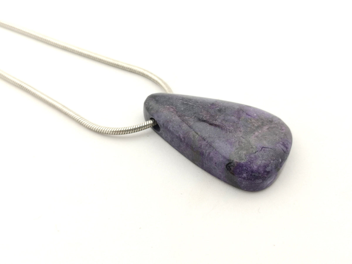 Sugilith Anhänger 41,9 ct – gebohrter violetter Edelstein, seltenes Schmuck-Unikat Sug240 – Ansicht 4