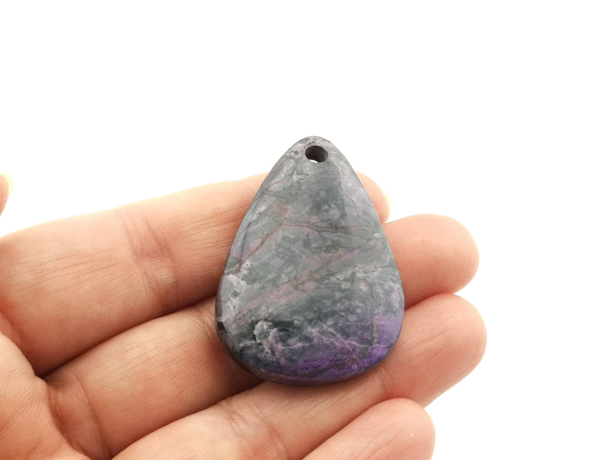 Sugilith Anhänger 54 ct – gebohrter violetter Edelstein mit Baumwollband | Sug244 – Ansicht 4