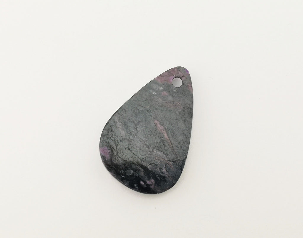 Sugilith Anhänger 54 ct – gebohrter violetter Edelstein mit Baumwollband | Sug244 – Ansicht 5