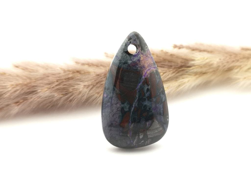 Sugilith Anhänger 57,6 ct – gebohrter violetter Edelstein mit Baumwollband | Sug243 – Ansicht 1