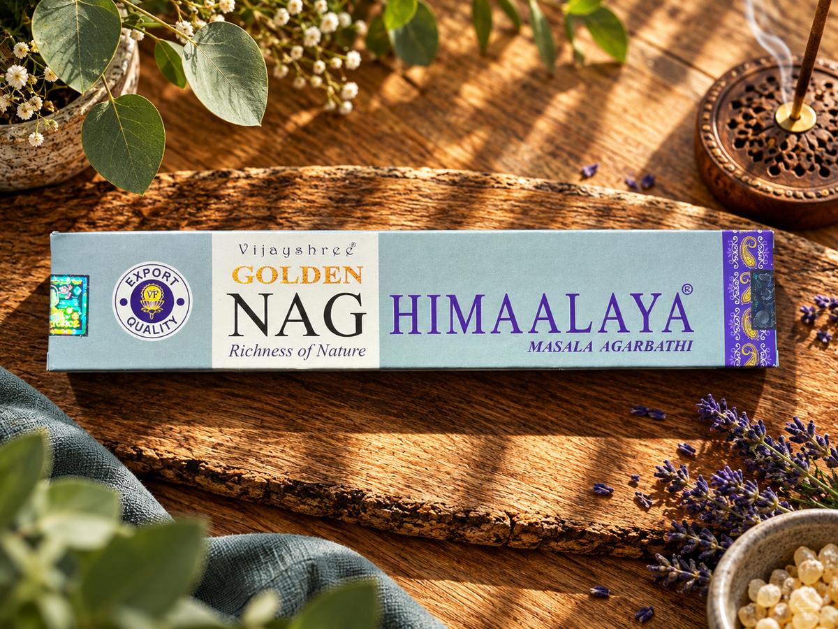Vijayshree Golden Nag Himalaya Räucherstäbchen 15 g in natürlicher Kräuterumgebung