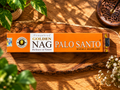 Vijayshree Golden Nag Palo Santo Räucherstäbchen 15 g im Sonnenlicht