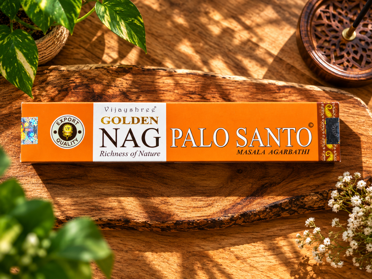 Vijayshree Golden Nag Palo Santo Räucherstäbchen 15 g im Sonnenlicht